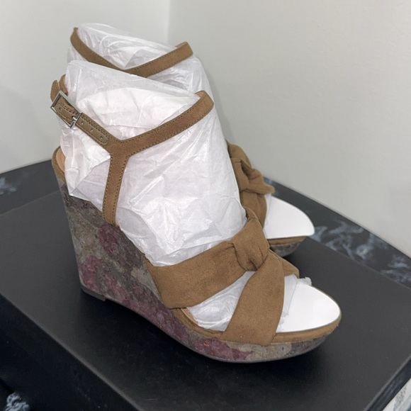 G.I.L.I. Shoes - GILI Women’s Ankle Strap Wedge Heel Sandals Kahlie Willow Brown Camo Size 6 NEW